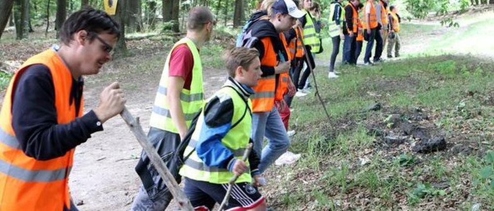 Anwohner und freiwillige Helfer suchen in Potsdam-Schlaatz in einem Waldgebiet nach Spuren des verschwundenen sechsjährigen Elias.