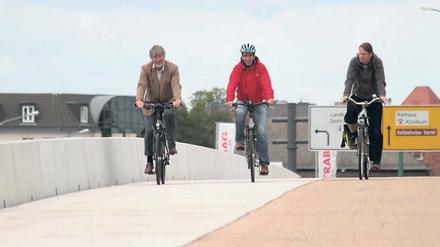 Nach langer Sanierung wurde der Radweg auf der Humboldtbrücke in Potsdam freigegeben.