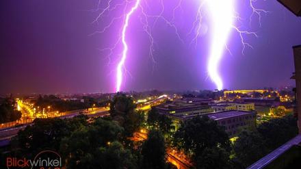 Diese Blitze über Babelsberg fing Leser Enrico Buttiron ein. Auch in der Nacht zum Mittwoch sind Gewitter möglich.
