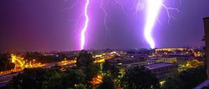 Diese Blitze über Babelsberg fing Leser Enrico Buttiron ein. Auch in der Nacht zum Mittwoch sind Gewitter möglich.
