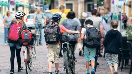 Zusammenrücken. Laut der Studie der Bertelsmann-Stiftung zur Bevölkerungsentwicklung werden 2030 in Potsdam 178 000 Menschen leben. Das sind rund 13 000 mehr als heute.