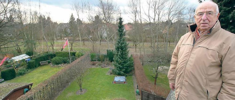 Wolfgang Paul auf dem Dach seines Hauses mit Blick auf den Grenzstreifen hinter seinem Garten: Vor dem Mauerfall hätten Grenzsoldaten hier alles niedergemäht.