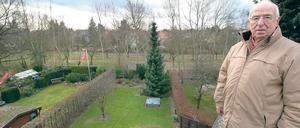 Wolfgang Paul auf dem Dach seines Hauses mit Blick auf den Grenzstreifen hinter seinem Garten: Vor dem Mauerfall hätten Grenzsoldaten hier alles niedergemäht.