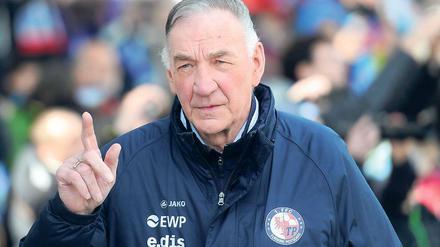 Bernd Schröder: "Ich bin auch ein Trainer, der gern an einer Mannschaft festhält."