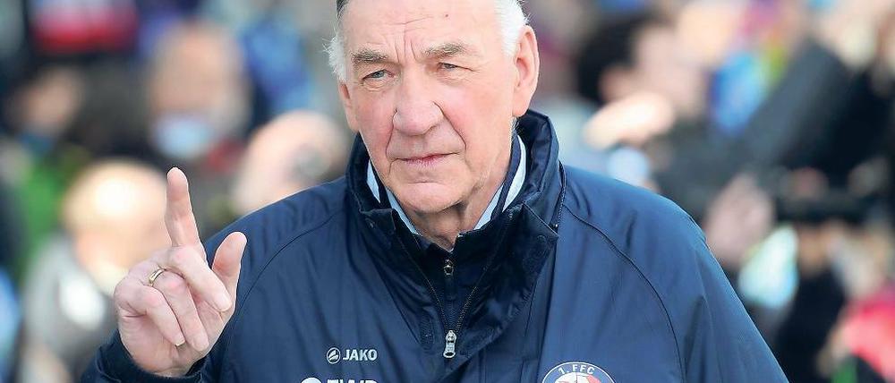 Bernd Schröder: "Ich bin auch ein Trainer, der gern an einer Mannschaft festhält."