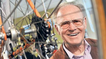 Ein Leben auf Speichen. Auch mit 84 Jahren fährt Gustav-Adolf Schur, besser bekannt als „Täve“ Schur, noch regelmäßig Fahrrad. An Rennen nimmt er jedoch nur noch selten teil. In Teltow wird er das Promi-Rennen starten, an dem auch die Bürgermeister von Kleinmachnow und Teltow teilnehmen.
