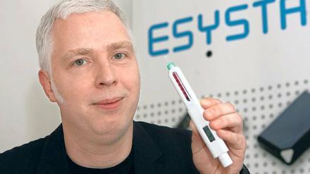 Schlauer Stift für Diabetespatienten. Emperra-Mitgründer Janko Schildt mit dem Smart Insulin Pen.