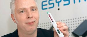 Schlauer Stift für Diabetespatienten. Emperra-Mitgründer Janko Schildt mit dem Smart Insulin Pen.