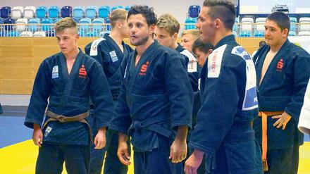 Der Blick geht Richtung Viertelfinale. UJKC-Trainer Mario Schendel (M.) und seine Judoka, darunter Ricardo Melz (r.), beendeten am Samstag mit einem Sieg gegen Leverkusen erfolgreich die Bundesliga-Vorrunde und erwarten nun den TSV Großhadern.