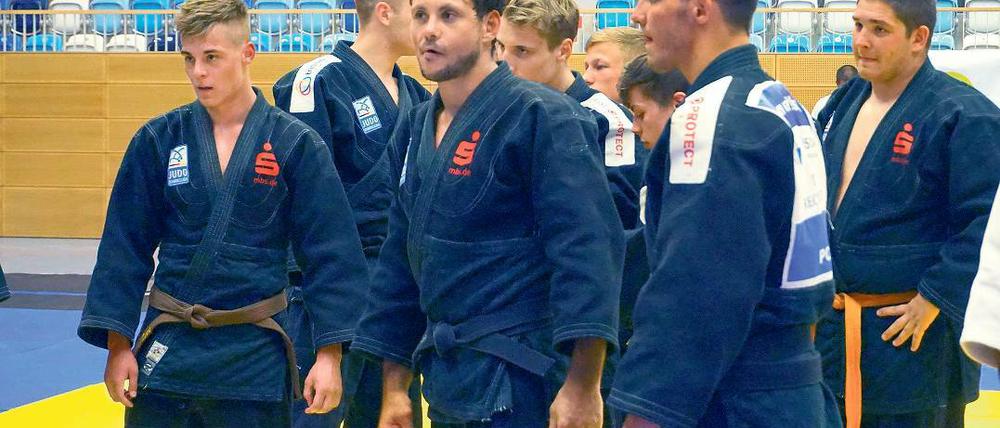 Der Blick geht Richtung Viertelfinale. UJKC-Trainer Mario Schendel (M.) und seine Judoka, darunter Ricardo Melz (r.), beendeten am Samstag mit einem Sieg gegen Leverkusen erfolgreich die Bundesliga-Vorrunde und erwarten nun den TSV Großhadern.