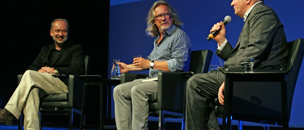 Die Schriftsteller Ferdinand von Schirach und Harald Martenstein im Gespräch mit Moderator Jörg Thadeusz.