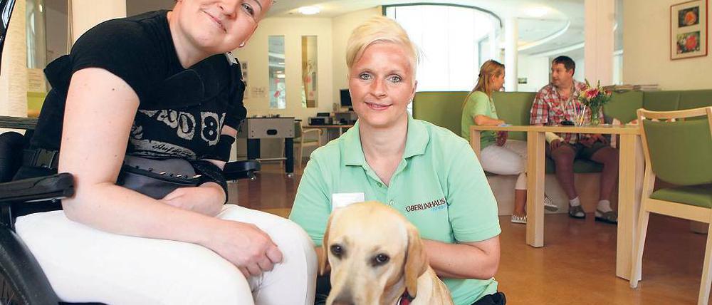 Tolles Team. Stephanie Kunze (l.) bekommt beim Lauftraining Hilfe von Therapiehündin Bayou. Das Übergangswohnheim im Thusnelda-von-Saldern-Haus in Babelsberg wird von Dörte Meißner (r.) geleitet.