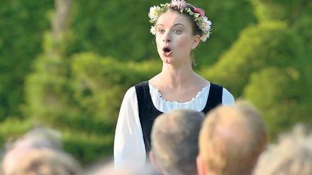 Singen im Grün. Marie-Sophie Pollak als Bastienne.