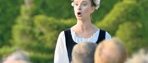 Singen im Grün. Marie-Sophie Pollak als Bastienne.