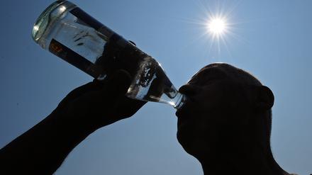 Trinken hilft. Aber nur Wasser, kein Alkohol.