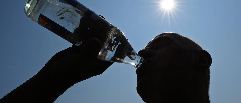 Trinken hilft. Aber nur Wasser, kein Alkohol.