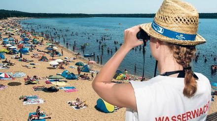 Gruppenschwitzen. Viele Menschen suchten am Wochenende wie hier am vollen Badestrand des Helenesees bei Frankfurt (Oder) Abkühlung. Für einige Menschen wurde das Bad in der Hitze zur tödlichen Falle.