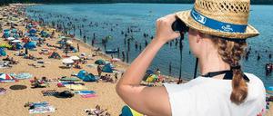 Gruppenschwitzen. Viele Menschen suchten am Wochenende wie hier am vollen Badestrand des Helenesees bei Frankfurt (Oder) Abkühlung. Für einige Menschen wurde das Bad in der Hitze zur tödlichen Falle.  