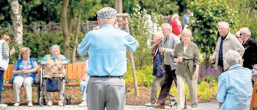 Der Park und seine Nutzer. Die Anwohner begutachten den neuen Park.
