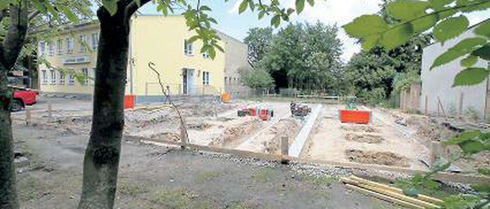 Bauplatz für neue Schule. Die Lieferung der Container steht noch aus.