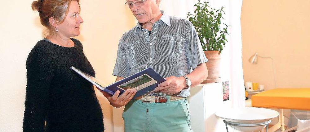 Blick von außen. Klaus Lüneburger besucht die Praxis von Annett Scholwin.