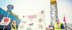 Schichtarbeit auf dem Streikposten. Die Streikenden der Deutschen Post vor dem Briefverteilzentrum in Stahnsdorf haben ihre Arbeit niedergelegt. Seit dem 8. Juni demonstrieren sie vor dem Werkstor für bessere Arbeitsbedingungen. Währenddessen stapeln sich in den Hallen die Briefe und Pakete. Ein Ende des Streiks scheint noch nicht in Sicht.