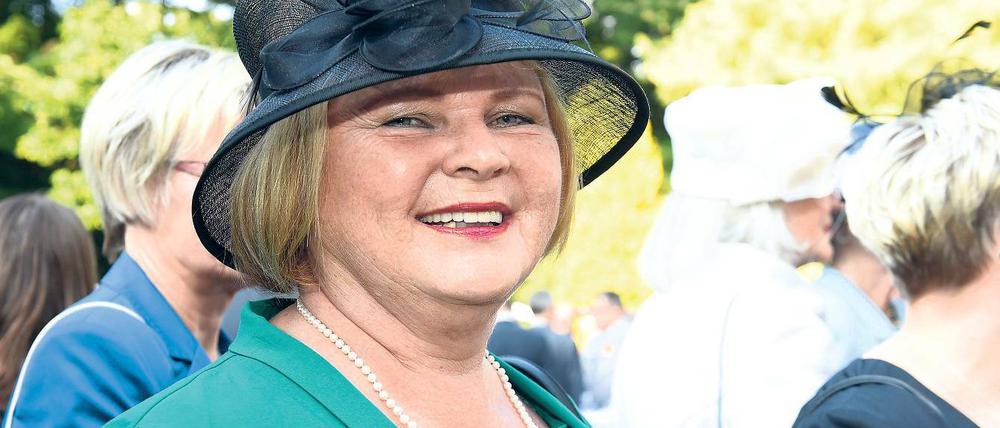 Stilecht. Ingrid Baitz mit Hut beim Empfang der britischen Botschaft.