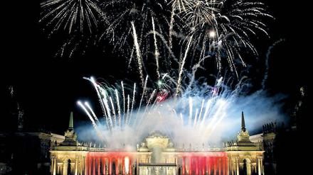 Spanisches Feuer. Die Musikfestspiele sind am Sonntag mit einem Feuerwerk am Neuen Palais und passender Musik zu Ende gegangen. Michael Helmrath gab sein Abschiedskonzert mit den Brandenburger Symphonikern.