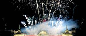 Spanisches Feuer. Die Musikfestspiele sind am Sonntag mit einem Feuerwerk am Neuen Palais und passender Musik zu Ende gegangen. Michael Helmrath gab sein Abschiedskonzert mit den Brandenburger Symphonikern.