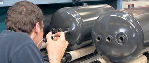 Industrie in Potsdam. In der 7000 Quadratmeter großen Werkshalle von Magna Steyr werden aus Stahlblech Druckluftbehälter für die Autoindustrie gefertigt.