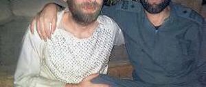 Nach der Flucht. Der Entwicklungshelfer mit einem afghanischen Polizisten.