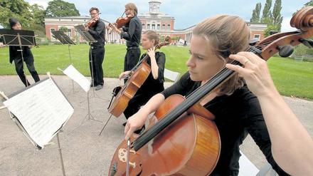 Mit Blick auf das Marmorpalais. Beim Sichtachsenkonzert am Samstagnachmittag musizierten die Berlin Chamber Players Felix Mendelssohn-Bartholdys Oktett für Streicher in Es-Dur als Wandelkonzert in vier Stationen im Neuen Garten.