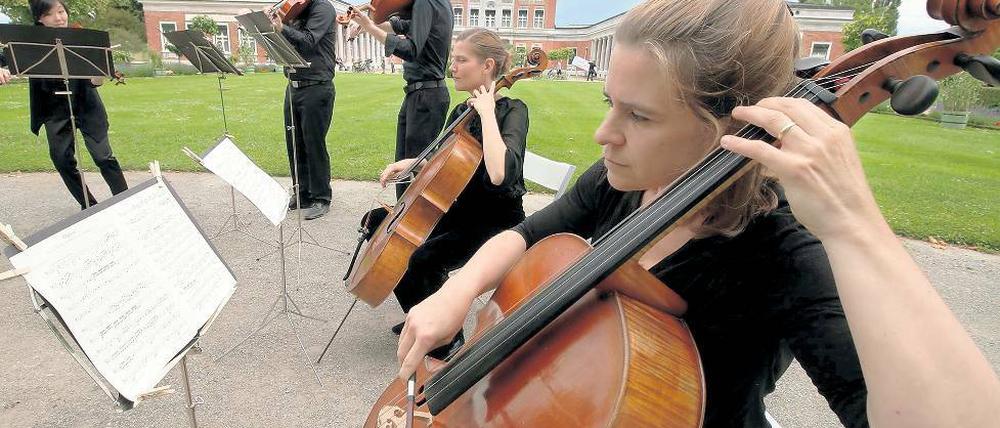 Mit Blick auf das Marmorpalais. Beim Sichtachsenkonzert am Samstagnachmittag musizierten die Berlin Chamber Players Felix Mendelssohn-Bartholdys Oktett für Streicher in Es-Dur als Wandelkonzert in vier Stationen im Neuen Garten.
