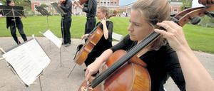 Mit Blick auf das Marmorpalais. Beim Sichtachsenkonzert am Samstagnachmittag musizierten die Berlin Chamber Players Felix Mendelssohn-Bartholdys Oktett für Streicher in Es-Dur als Wandelkonzert in vier Stationen im Neuen Garten.
