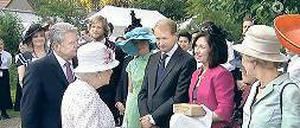 Übergabe. K. Reiche (r.) zeigt der Queen den Kirchen-Stein.