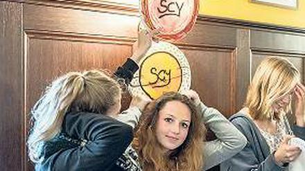 Beste Freundinnen. Yanka und Chiara mit dem Initialen-Schild.