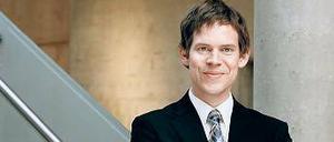 Spielt Bach und Schostakowitsch. Gastpianist Hagen Schwarzkopf.