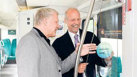 Marketing. Bernhard Knuth (l.) und Arnulf Schuchmann im Odeg-Zug.