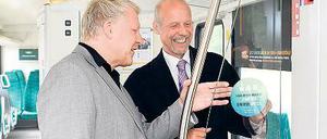 Marketing. Bernhard Knuth (l.) und Arnulf Schuchmann im Odeg-Zug.