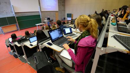 Zwei Drittel der Studierenden überschreiten ihre Regelstudienzeit, was zusätzlich Geld koste, so Wissenschaftsministerin Sabine Kunst.