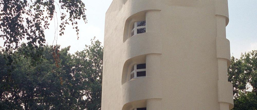 Der Einsteinturm zieht viele Besucher an. Allerdings gibt es bauliche Probleme - seit Anfang an.