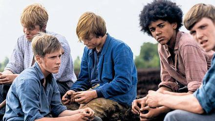 Wir sind die Moorsoldaten. Wolfgang (Louis Hofmann, l.) und die anderen Zöglinge in Freistatt müssen Torf stechen. Marc Brummunds Film startet am Donnerstag.