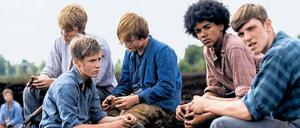 Wir sind die Moorsoldaten. Wolfgang (Louis Hofmann, l.) und die anderen Zöglinge in Freistatt müssen Torf stechen. Marc Brummunds Film startet am Donnerstag.