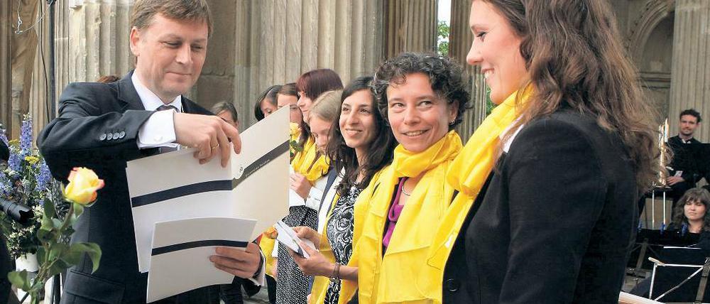 Bestnoten. Uni-Chef Günther übergibt Absolventinnen ihre Zeugnisse.