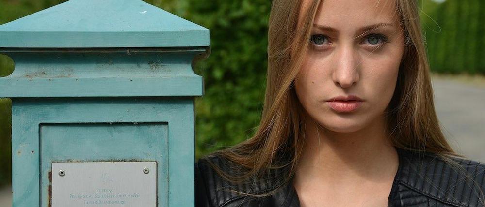 Sophia aus Potsdam weiß, wie man in eine Kamera schaut.