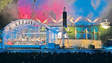 Farbiger Bombast. Händels „Feuerwerksmusik“ kam mit Farb-und Lichtspielen der Pyrotechnik und mit aufgefrischt pompösem Orchesterklang daher.