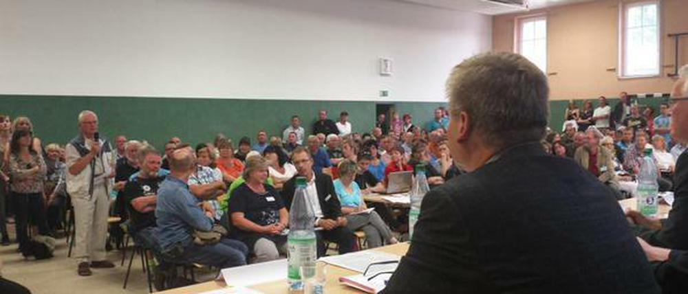 Sozialdezernent Thomas Schulz stellt sich den Anwohnerfragen in Damsdorf.