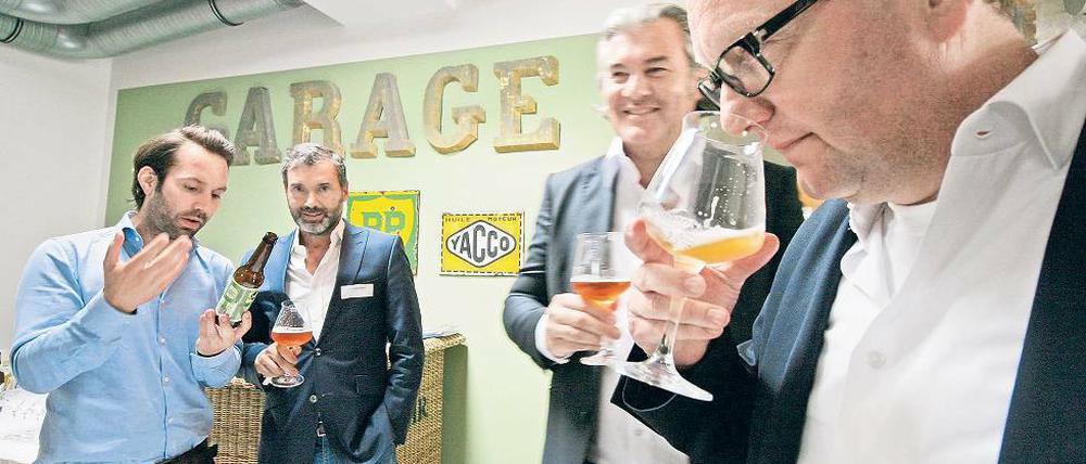 Bier bewusst genießen. Beim „Garagen-Pitch“ probierten potenzielle Geldgeber die Craftbiere des Potsdamer Unternehmens Bier-Deluxe. Hier erklärt Marketingleiter Christoph Klischan (l.) den Testern sein Produkt.