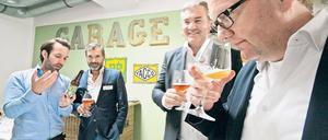 Bier bewusst genießen. Beim „Garagen-Pitch“ probierten potenzielle Geldgeber die Craftbiere des Potsdamer Unternehmens Bier-Deluxe. Hier erklärt Marketingleiter Christoph Klischan (l.) den Testern sein Produkt.