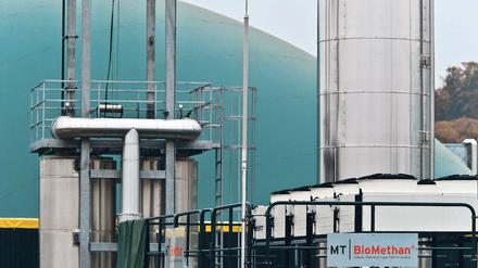 Eine Biogasanlage produziert beinahe CO2-neutral Energie aus biologischen Abfällen. Stickstoff in den Gärresten kann Böden und das Trinkwasser belasten.